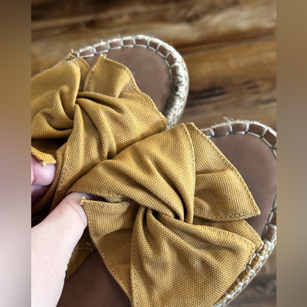 Universal threads size 8 mustard sandals - Picture 4 of 4